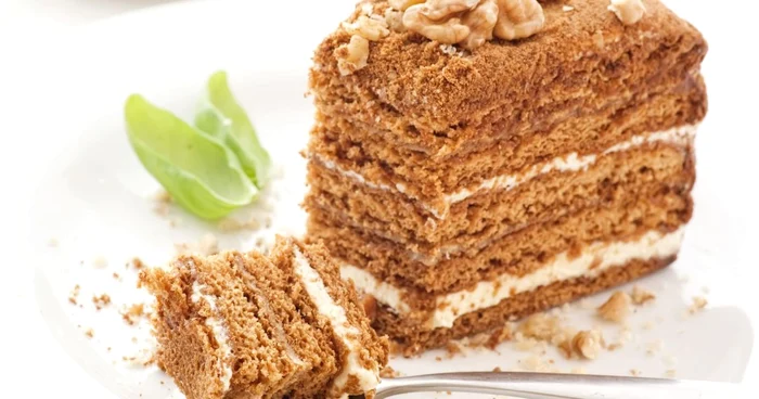 Foile cu miere şi crema de lapte sunt ingredientele care fac din această prăjitură un desert regal