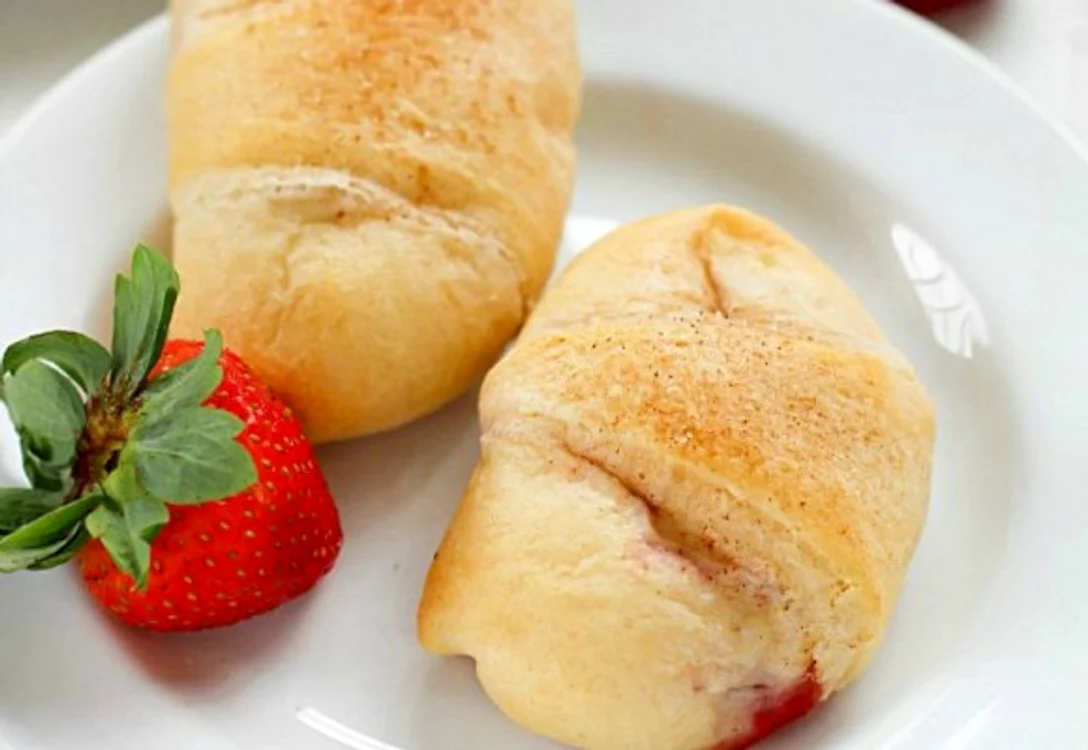
    Acestea sunt cele mai delicioase rulouri cu cremă de brânză şi căpşuni!clickpoftabuna.ro  