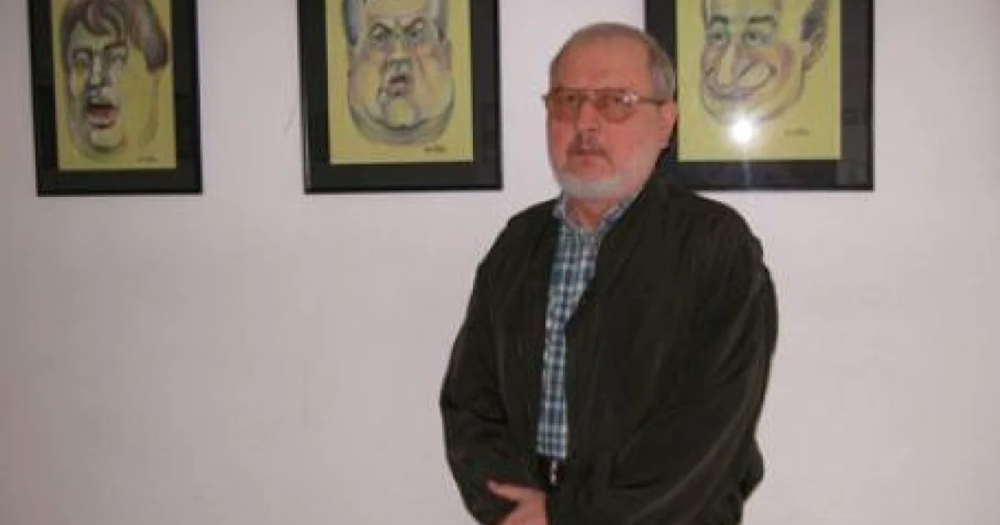 Mircea Bâtcă, unul dintre artiştii plastici din Deva, îşi realizează lucrările cu mâna stângă