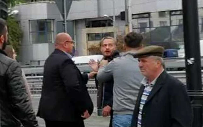 Bărbatul a fost bruscat imediat după ce a scandat „Analfabeta!“FOTO Cetatea Banilor