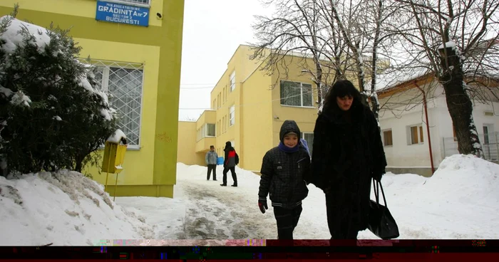 Toate unităţile şcolare din Capitală vor fi închise marţi din cauza viscolului. FOTO Dorin Costanda