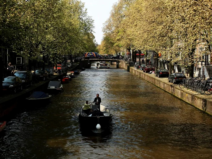 Capitala Olandei,  Amsterdam,  are un lanţ de canale de peste un kilometru şi peste 1 500 de poduri. Pe parcursul unui an,  în jur de 3 milioane de oameni se plimbă cu bărci sau mini vapoare.