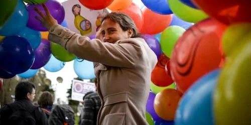 O femeie participa la marsul "Pentru viata