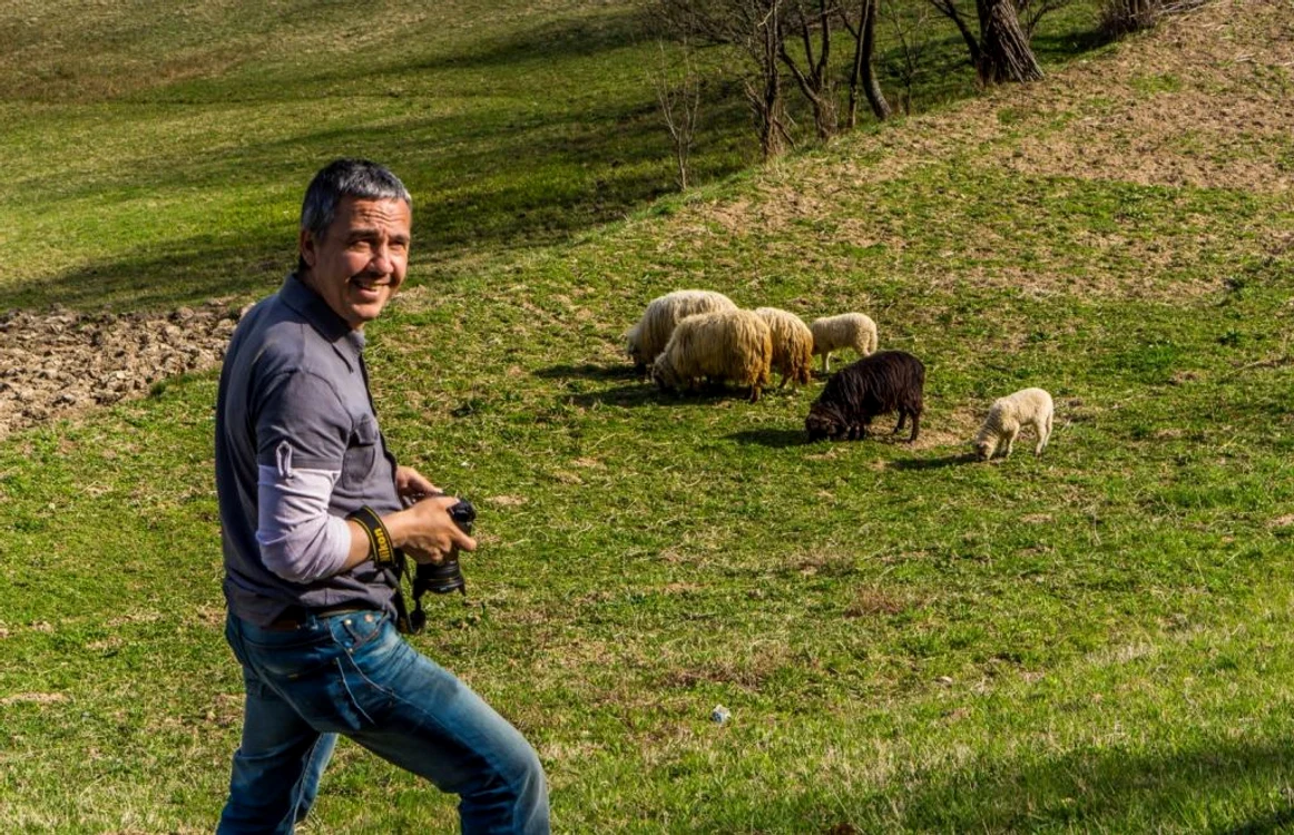 Fotograful Eduard Guţescu la lucru, în zona Poiana Mărului, Braşov/FOTO Tudor Migia/Facebook