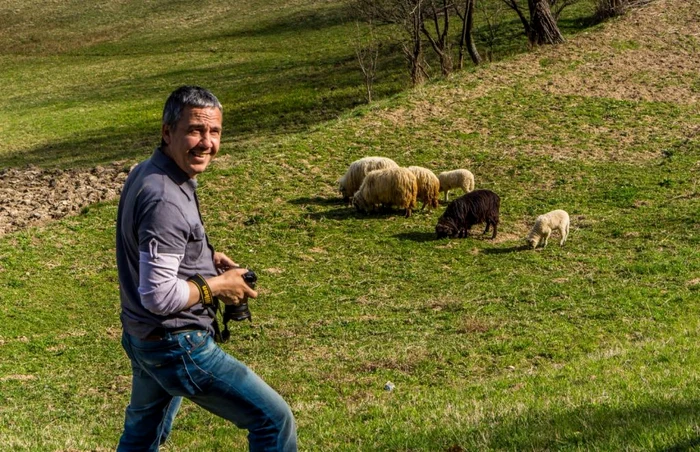 Fotograful Eduard Guţescu la lucru, în zona Poiana Mărului, Braşov/FOTO Tudor Migia/Facebook