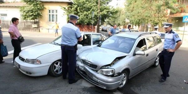În urma accidentului, autoturismele au fost uşor avariate.