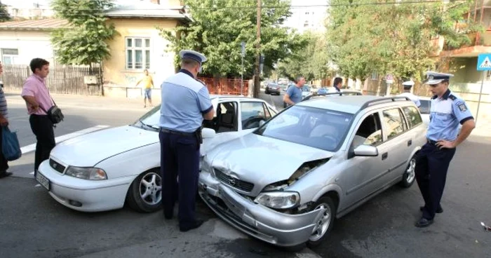  În urma accidentului, autoturismele au fost uşor avariate. 