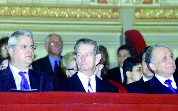 O imagine tristă: Adrian Năstase, Mihai I şi Ion Iliescu. Urmaşii lui Dej şi Ceauşescu au câştigat lupta cu monarhia