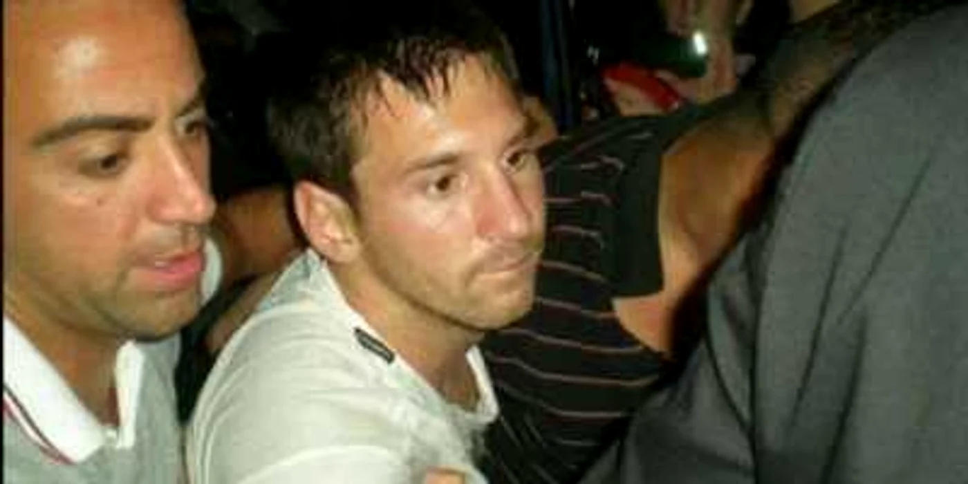 Lionel Messi, susţinut cu greu de Xavi