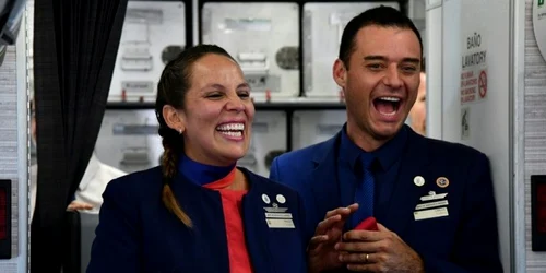 Doi insotitori de bord din Chile casatoriti religios de papa Francisc la bordul avionului FOTO AFP