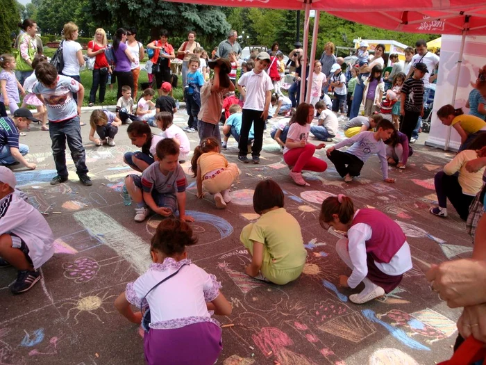 Imaginaţie şi talent la concursul de desene pe asfalt