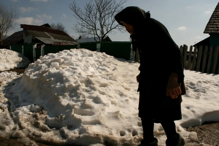 Octogenara Valeria Cojocaru se chinuie să iasă din propria curte.                  Foto: Sandrinio Neagu