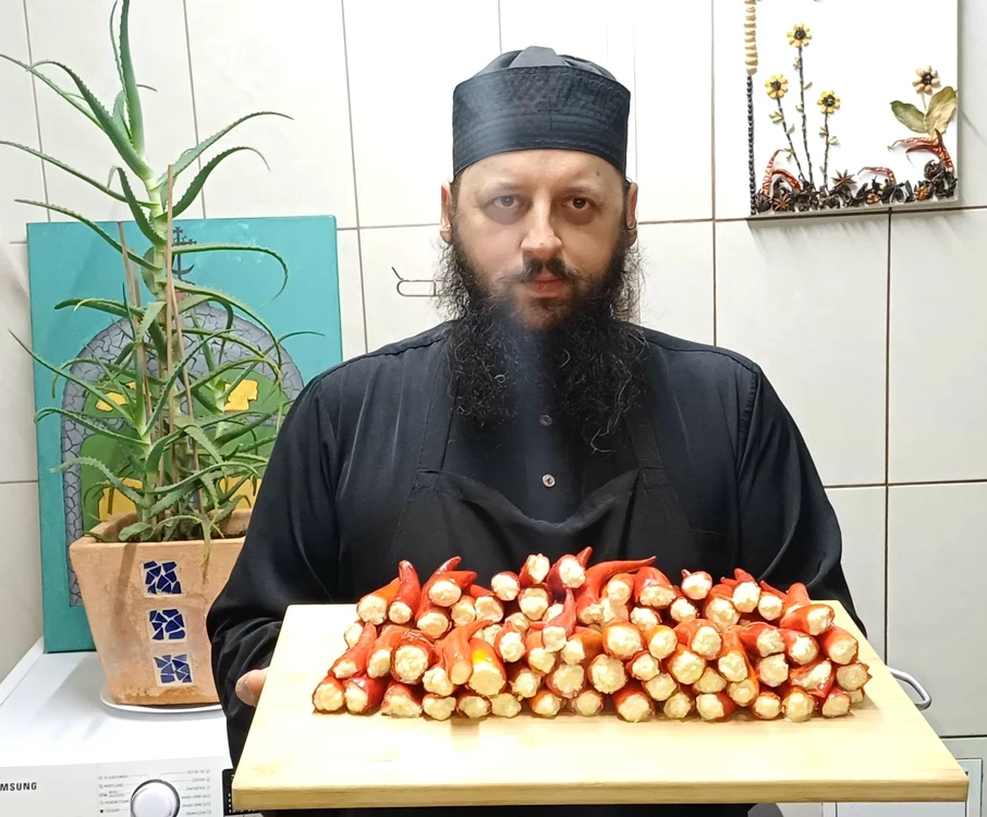 Aperitivul preferat al călugărului Efrem Bandarică: ardei iuți umpluți cu cremă de brânză