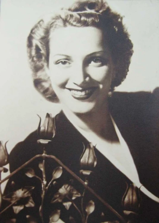 Fiind o femeie foarte frumoasă, Dina Cocea a fost curtată de bărbaţi importanţi ai vremii