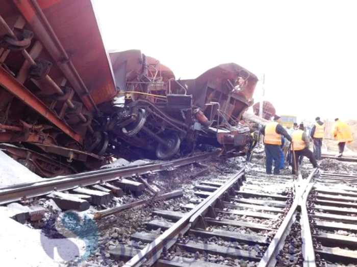 
    Trenul a deraiat săptămâna trecută (foto:someseanul.ro)  