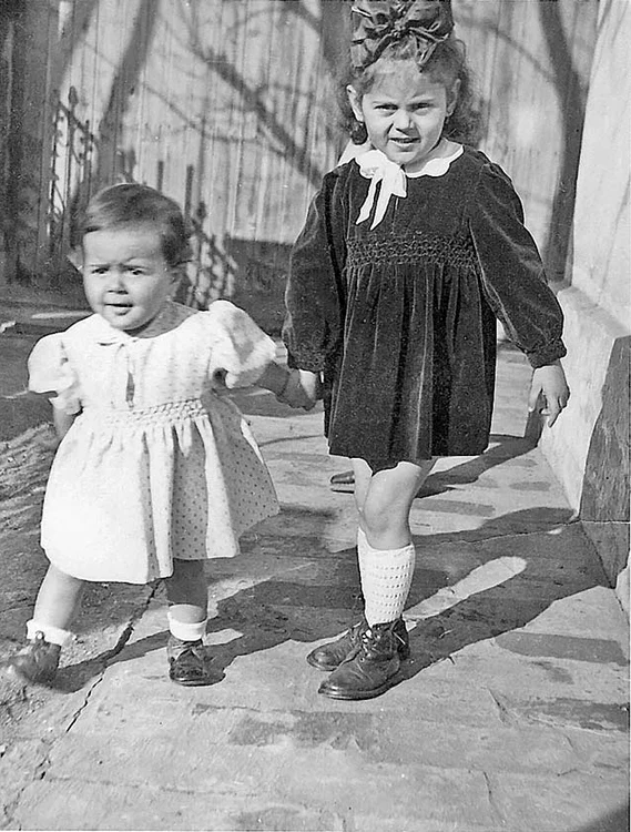 În copilărie, alături de sora ei, Olga Mărculescu