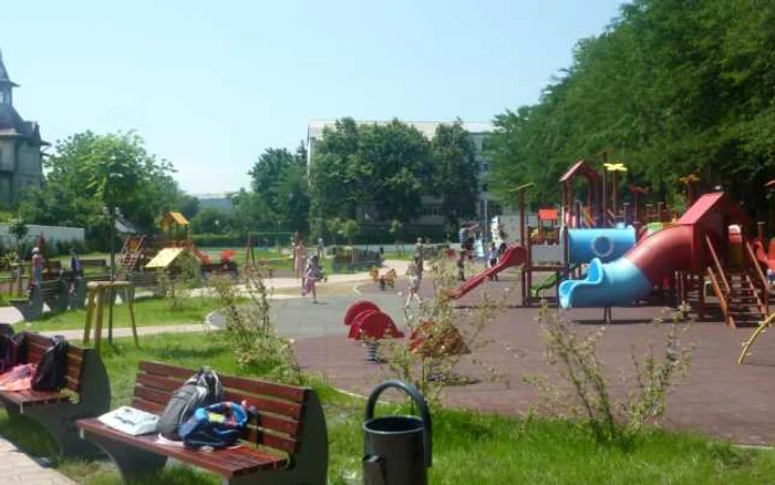 De parcul modern de joacă de pe locul Vechilor Sere s-au bucurat copii doar patru zile FOTO Cosmin Zamfirache