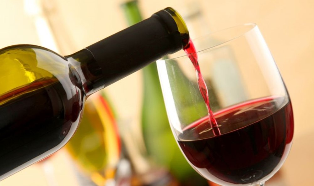 Câte pahare de vin beau oamenii care trăiesc până la 100 de ani. Secretul longevității din „Zonele Albastre”