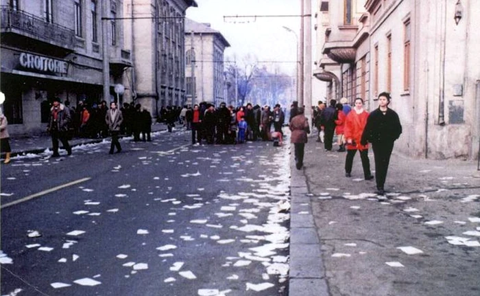 22 decembrie 1989 la Galaţi. Strada din faţa Primăriei FOTO Arhiva Muzeului de Istorie