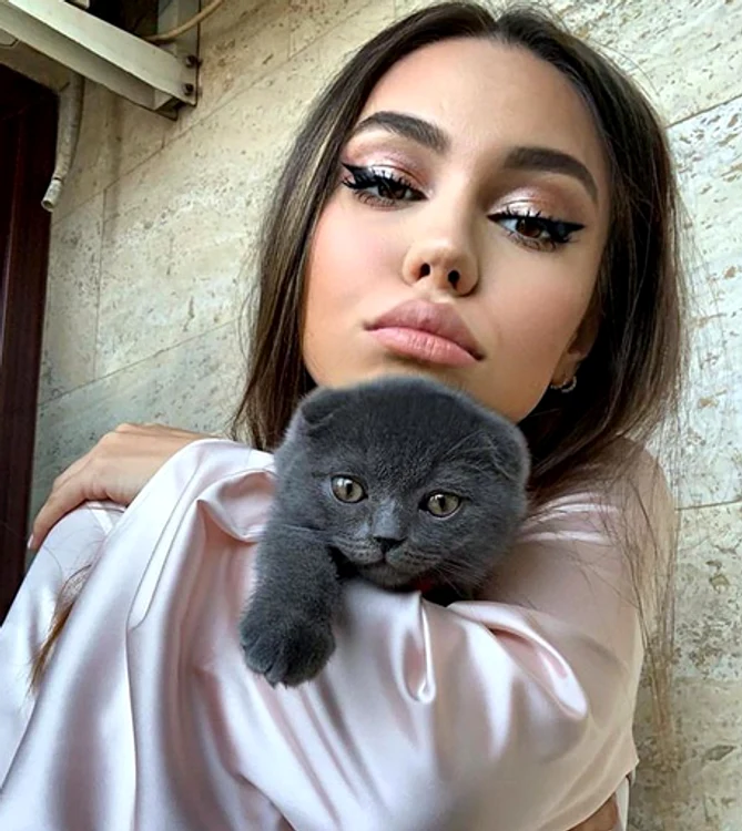 Pablo, în prima lui poză pe Instagram, alături de Mira. Solista l-a primit anul trecut, în varăfoto: Instagram