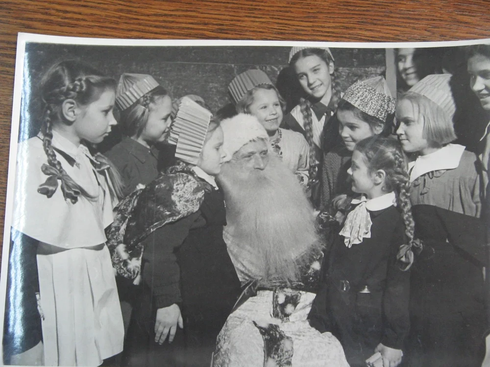 Un strop de culoare în interbelic: descinderea Moşului printre copii creează euforie FOTO: BIBLIOTECA ACADEMIEI ROMÂNE
