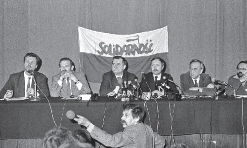 Expoziția „De la solidaritate la masa rotundă” la București jpeg