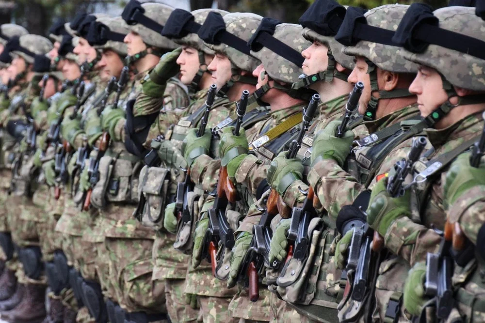 Tinerii care aleg stagiul militar voluntar vor primi la final trei salarii medii pentru cele patru luni de pregătire