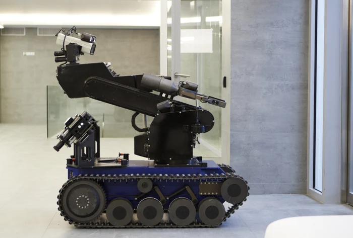 Robot pentru manipularea bombelor FOTO Shutterstock