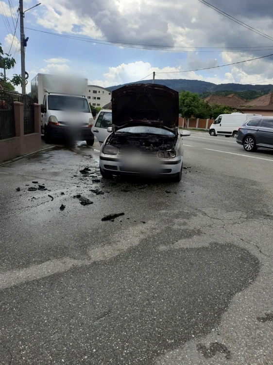 Autoturism în flăcări în faţa unei benzinării din Râmnicu Vâlcea - ocupanţii s-au salvat singuri Foto Adevărul