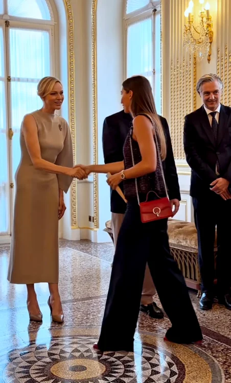 Charlene în rochie asimetrică, Foto Palatul Prințului de Monaco jpg