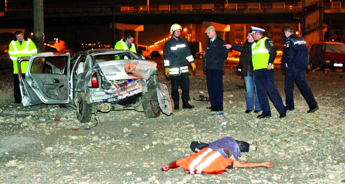 
    Maşina a fost distrusă, iar corpurile victimelor au fost aruncate pe şosea  