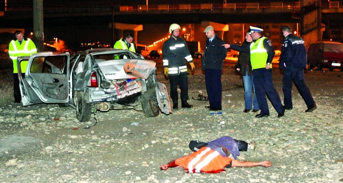 
    Maşina a fost distrusă, iar corpurile victimelor au fost aruncate pe şosea  