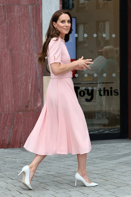 Kate Middleton, superbă în roz
