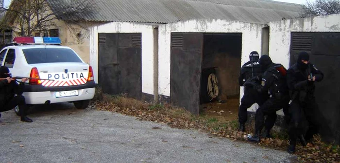 Luptătorii de la Intervenţie Rapidă, chemaţi în caz de forţă majoro. FOTO: ARHIVĂ NICOLETA BUTNARU