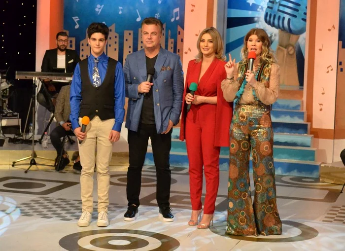 
    Adrian Enache a primit diploma de Cel mai bun tată din partea copiilor săifoto: National TV  