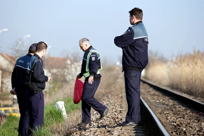 Poliţişti la faţa locului, investigând circumstanţele accidentului.