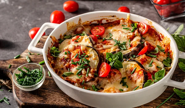 Vinete in sos de rosii picant Sursa foto shutterstock 1783803362 jpg