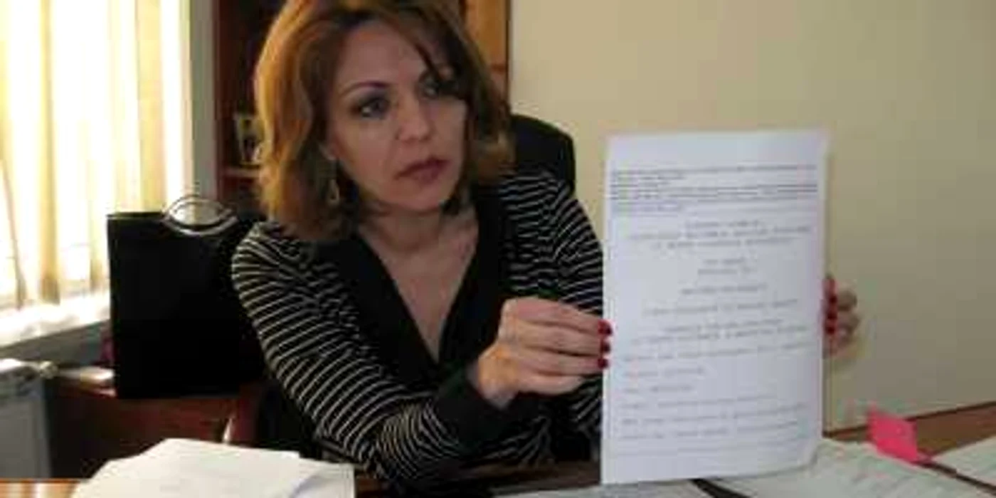Minodora Vasiliu, director DSVSA  - prezintă afişul pe care toţi agenţii economici vor trebui să-l expună începând cu 1 aprilie