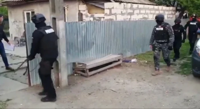 
    Mascații au descins, în această dimineață, la 32 de adreseCaptură: Poliția Română  