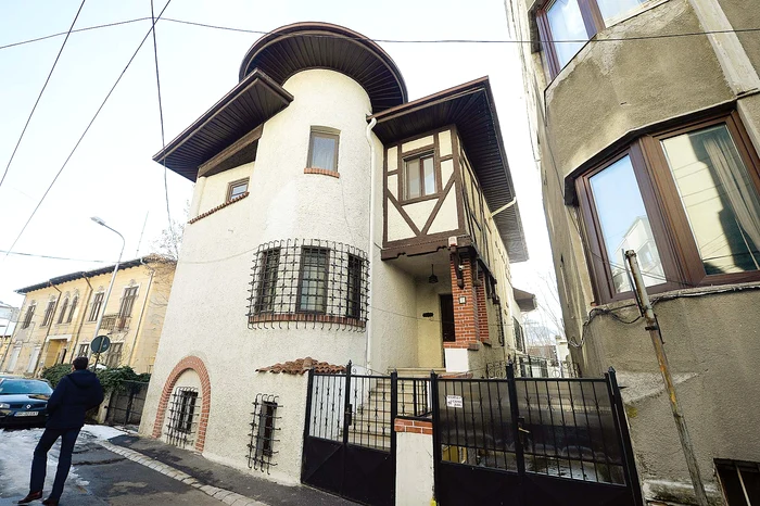 Strada Orbescu, nr. 7. Vila din strada Orbescu nr. 7 are cinci camere şi încă trei camere de serviciu. În total, 440 mp