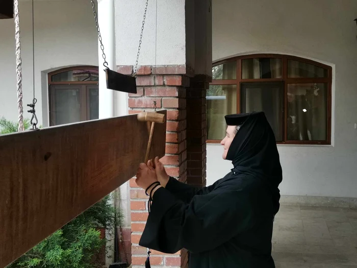 Maica Tecla bate toaca FOTO Mănăstirea Șag