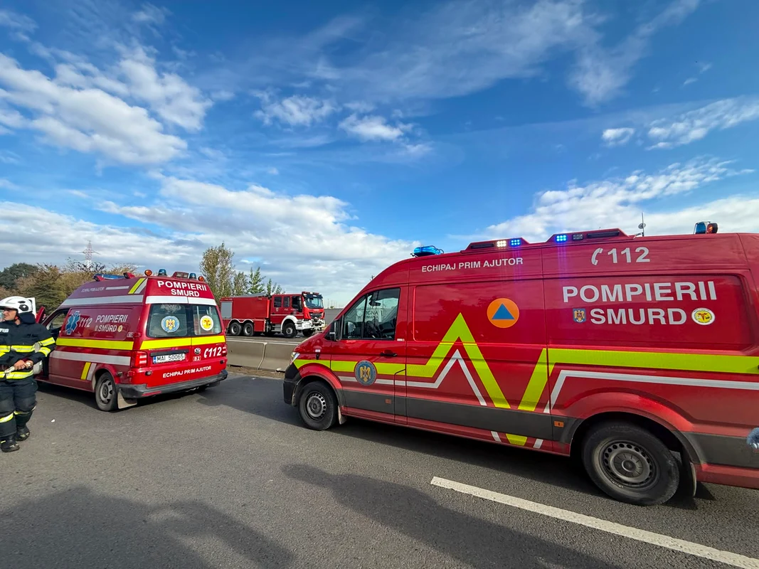 Echipajele de intervenție acordă asistență victimelor.