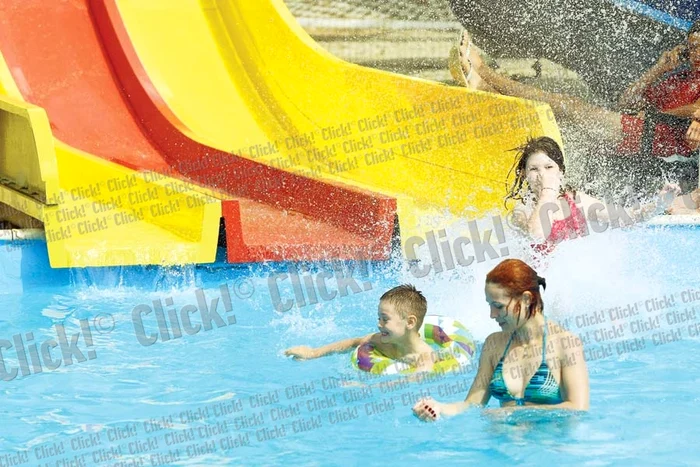 
    Bucurie mare în bazine!  Nu a contat temperatura  apei, ci faptul că s-a dat  liber la bălăceală (Fotografii: Dorin Constanda/ Mihai Ionescu)  