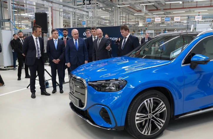 Premierul Ilie Bolojan, prezent la lansarea unei noi linii de asamblare a Mercedes. „Oamenii aceştia duc România în spate”