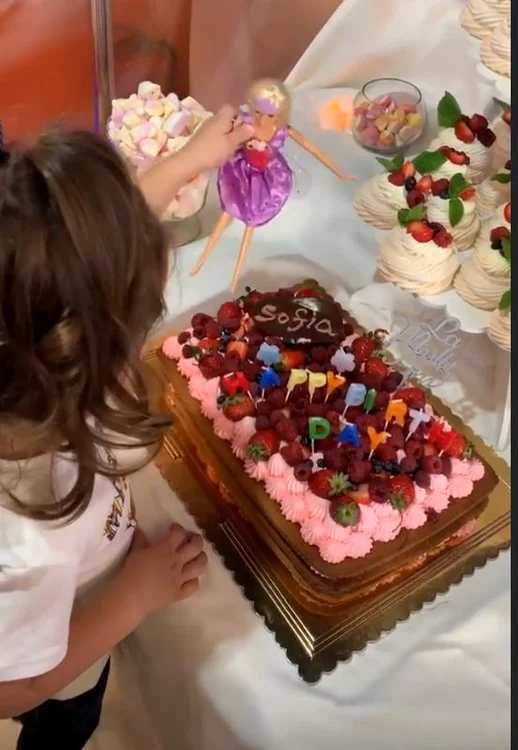 Micuța a avut parte de un tort ornamentat cu fructe