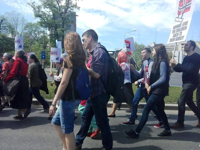 Protestanții au plecat în marș din Piața Victoriei, spre Palatul Parlamentului