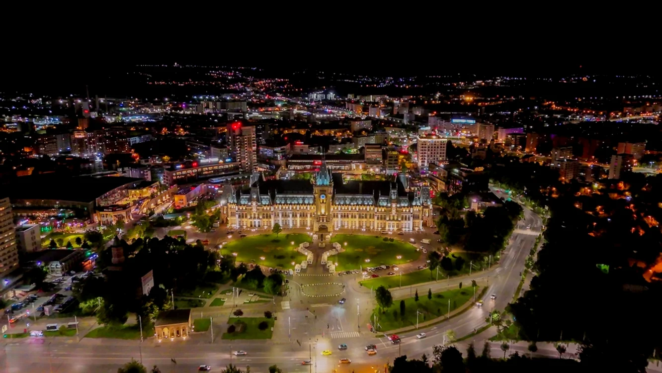 Un mare oraș din România stinge luminile pe timpul nopții/ sursa Shutterstock