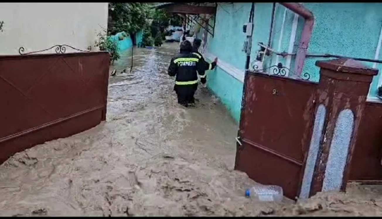 Oamenii au fost blocați în casă din cauza inundațiilor / foto: Pro TV