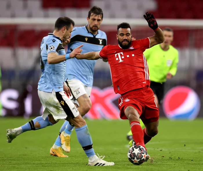 Eric Choupo-Moting protejează mingea sub privirile lui Ștefan RaduFoto: Guliver / GettyImages