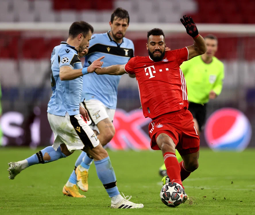 
    Eric Choupo-Moting protejează mingea sub privirile lui Ștefan RaduFoto: Guliver / GettyImages  